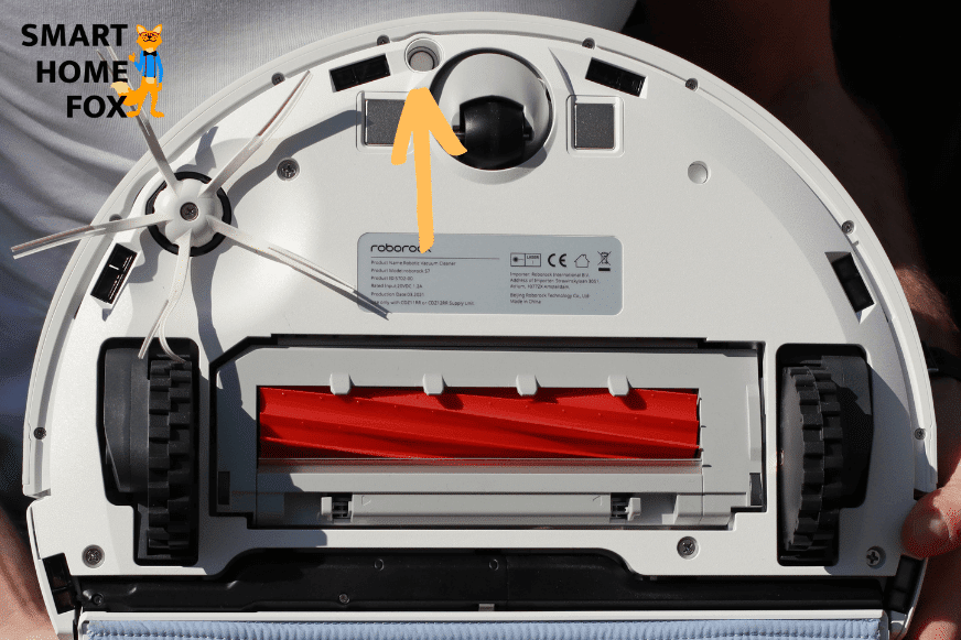 Ультразвуковой датчик, который расположен на нижней стороне робота-пылесоса, крупным планом.